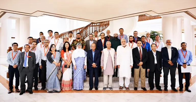 প্রধান উপদেষ্টার সঙ্গে কয়েকটি মন্ত্রণালয়ের কর্মকর্তারা
